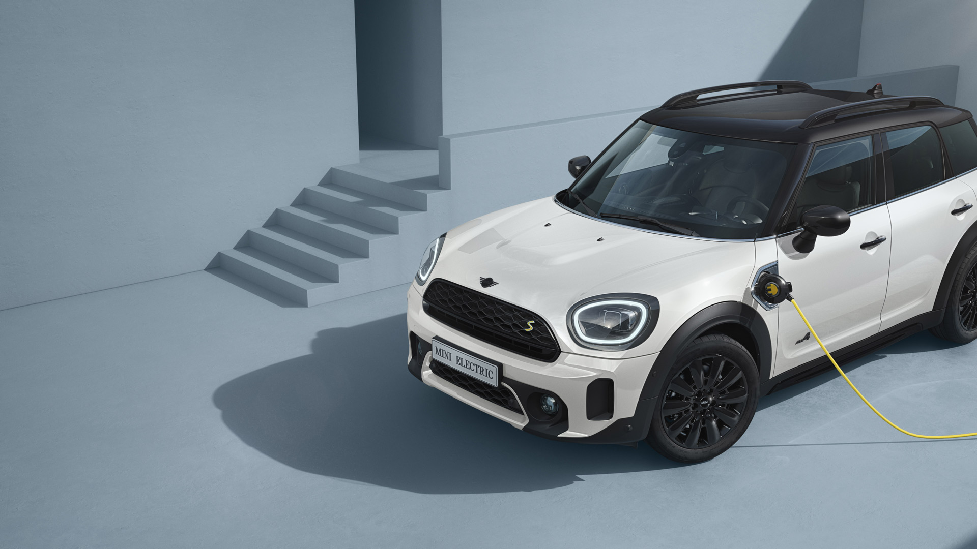 MINI Countryman Hybrid – Seitenansicht – silbern und gelb 