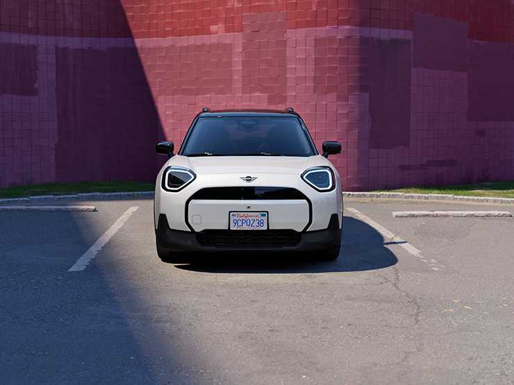 Vue avant de la MINI Aceman Electric Nanuq White avec toit blanc stationné.