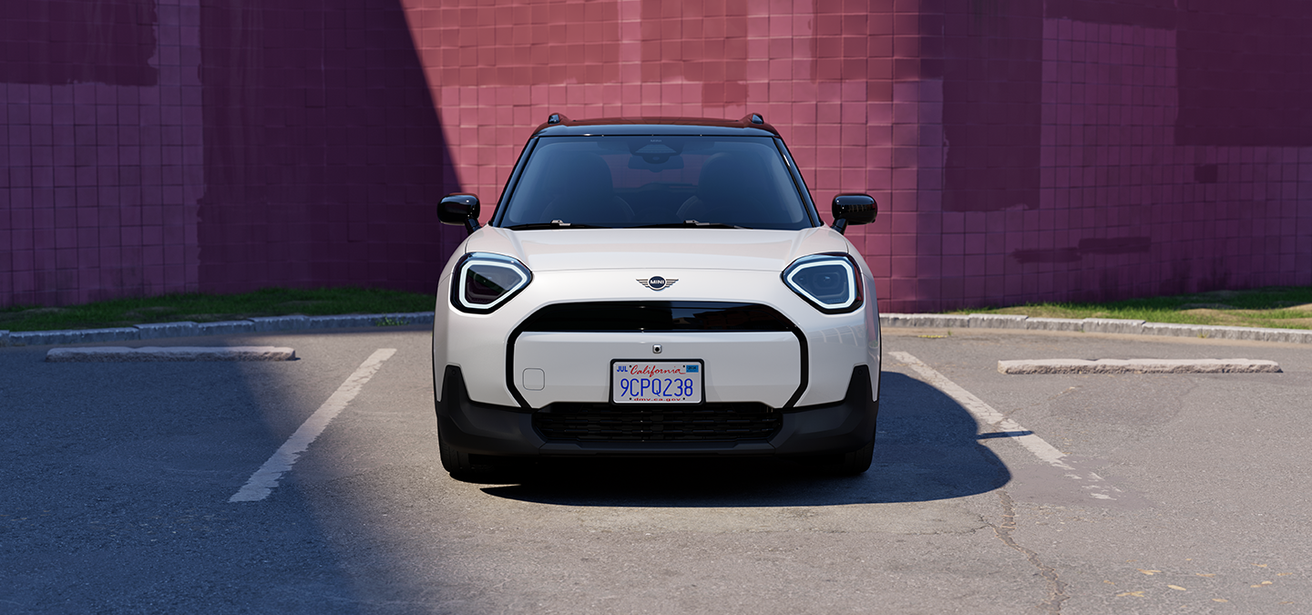 Vue avant de la MINI Aceman Electric Nanuq White avec toit blanc stationné.
