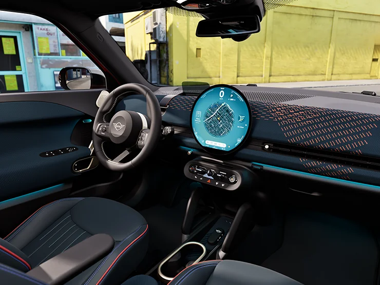 Vue de l'intérieur de la MINI Aceman Electric avec accent sur le tableau de bord, l'unité d'interaction et le volant.