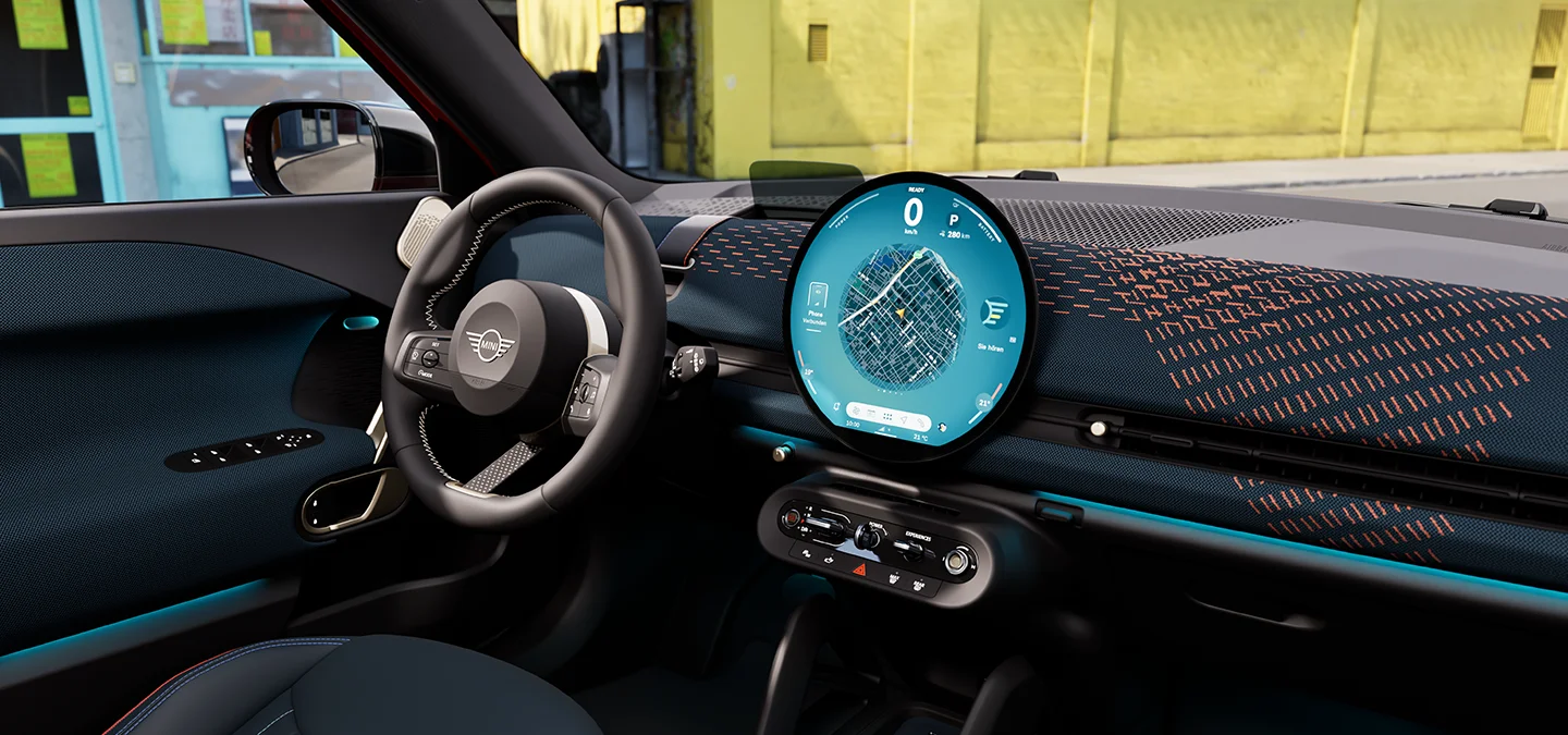 Vue de l'intérieur de la MINI Aceman Electric avec accent sur le tableau de bord, l'unité d'interaction et le volant.