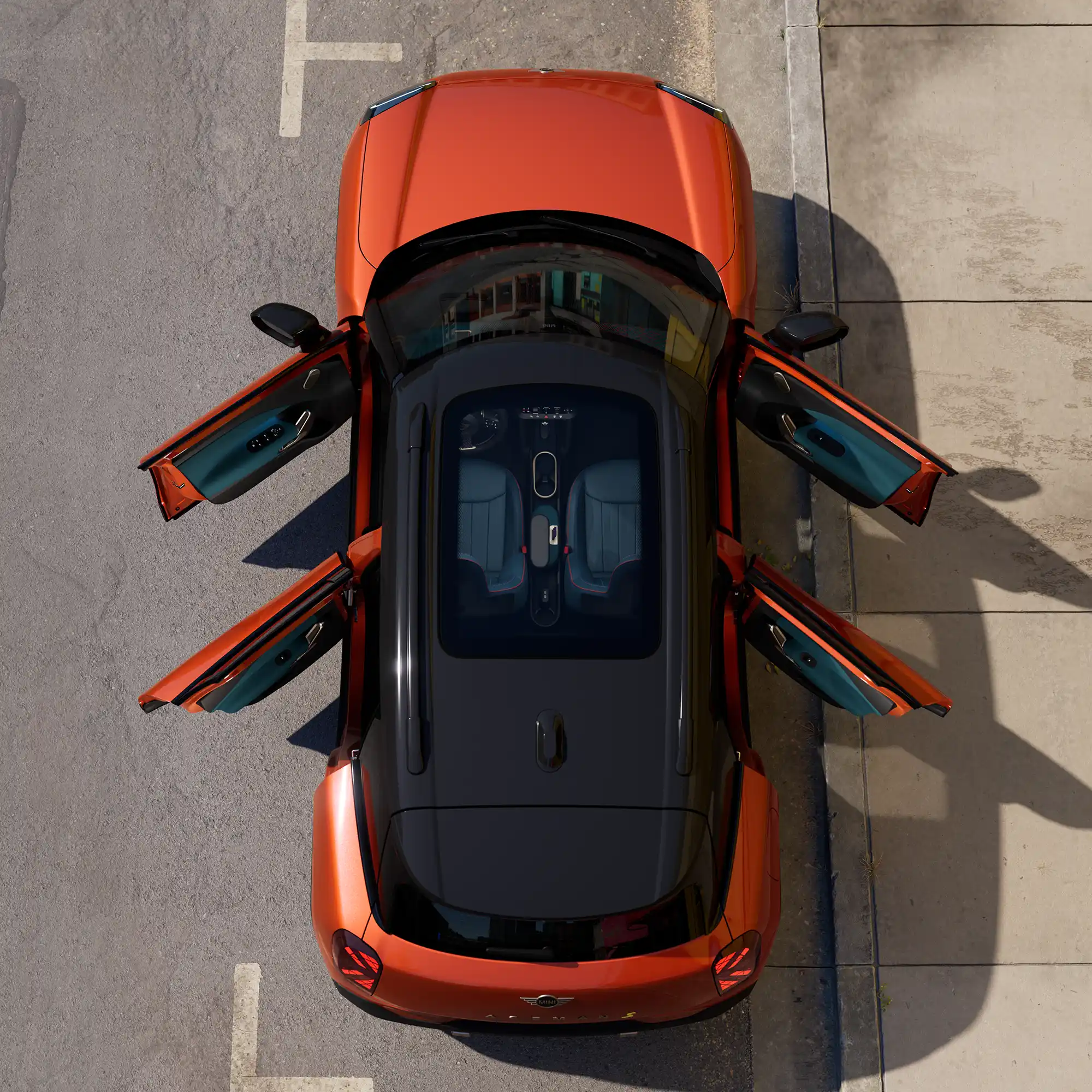 Vue de dessus d'une MINI Aceman 100 % électrique de couleur orange avec portes ouvertes et toit ouvrant