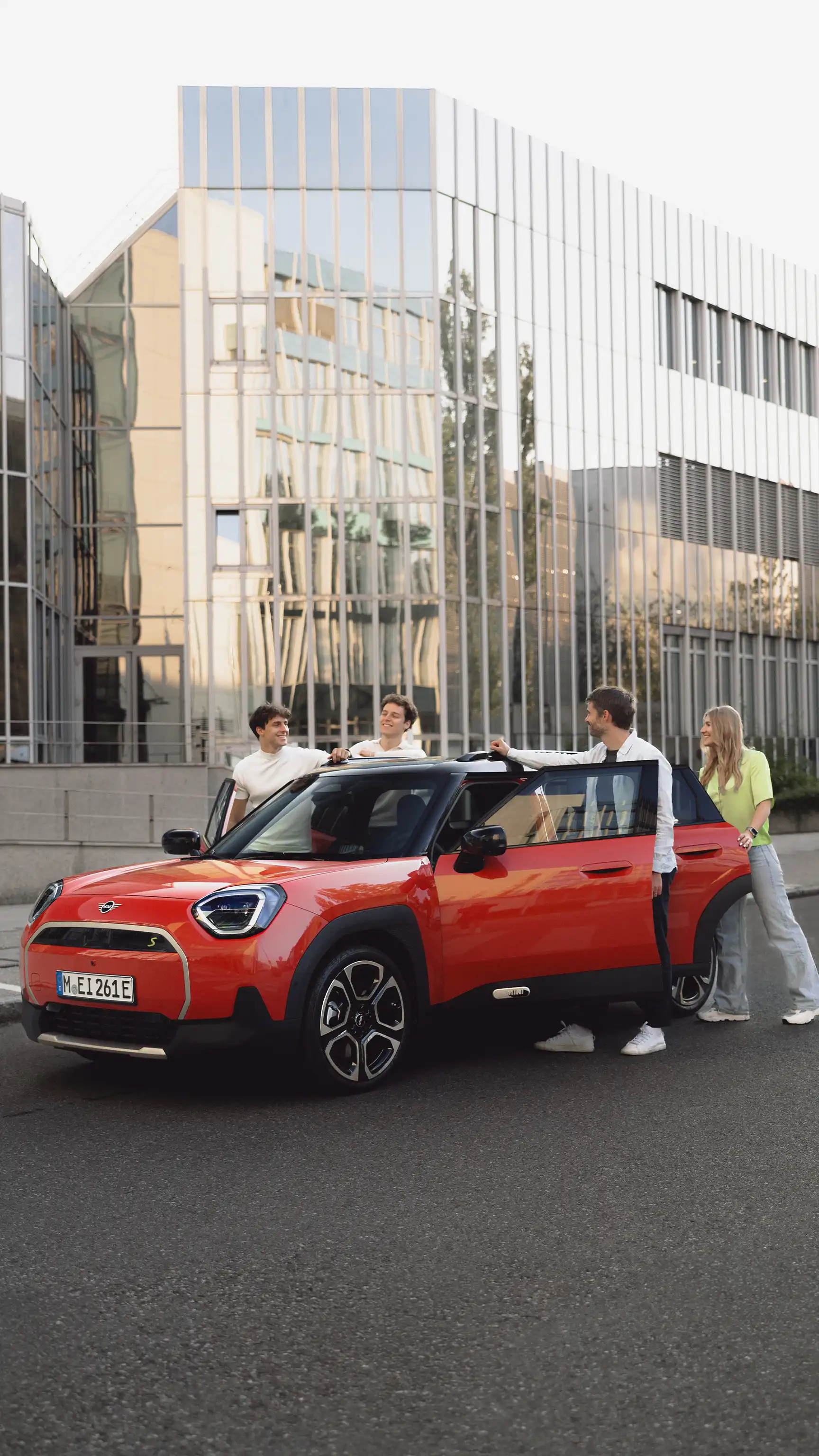 MINI Aceman Electric – Freunde