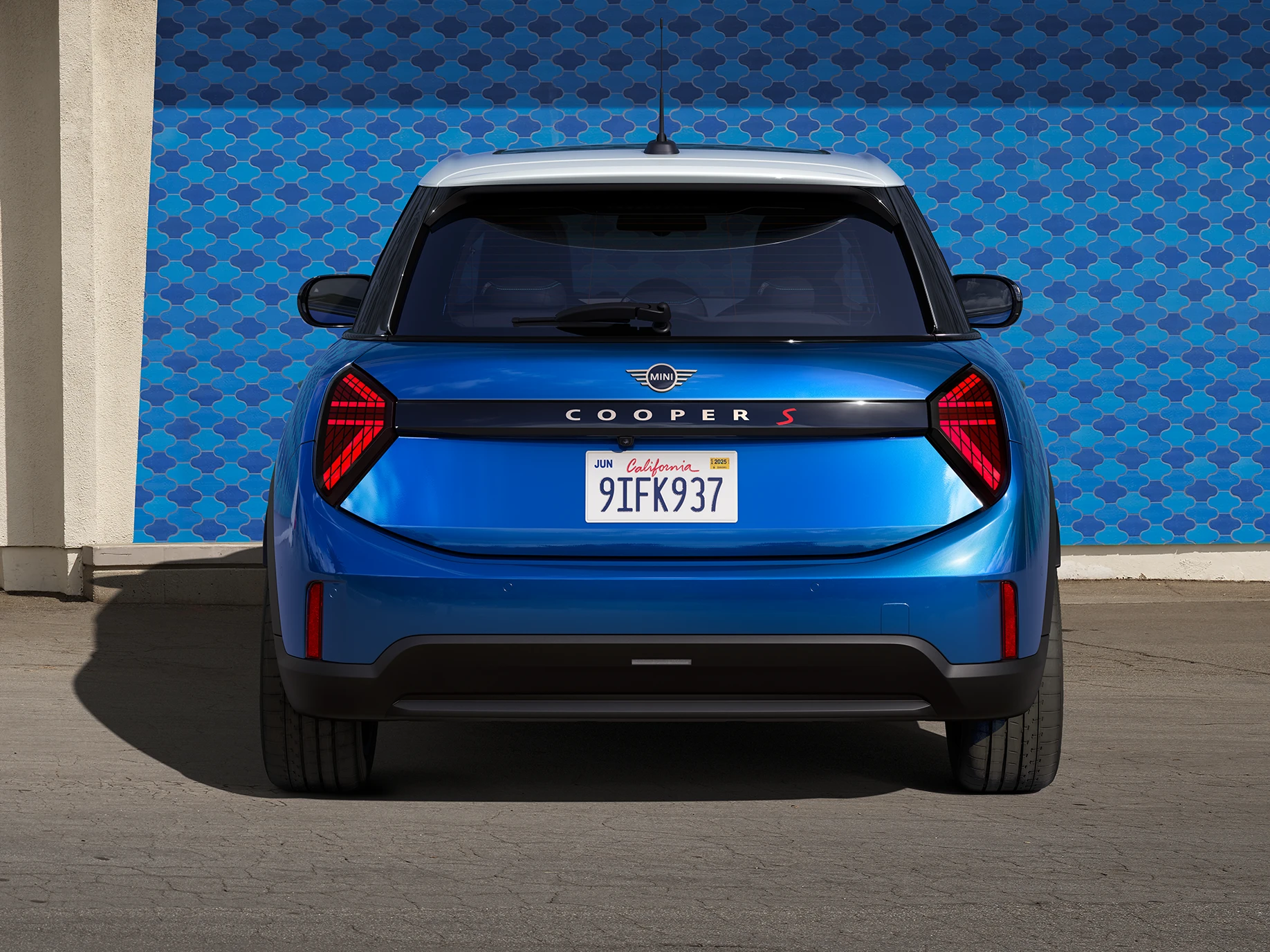 Vue arrière de la MINI Cooper 5 portes Icy Sunshine Blue et Multitone Roof Blue.