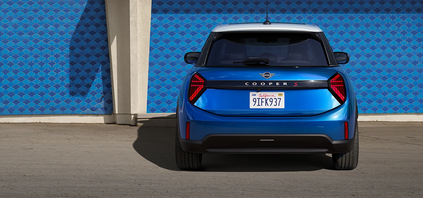 Vue arrière de la MINI Cooper 5 portes Icy Sunshine Blue et Multitone Roof Blue.