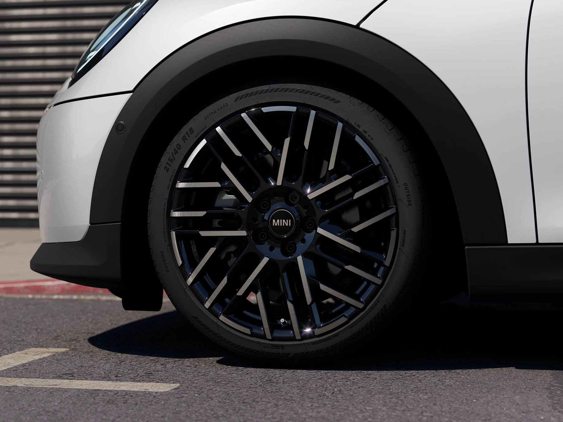 Plan rapproché de la MINI Cooper 5 portes Nanuq White avec jantes bicolores Night Flash Spoke.