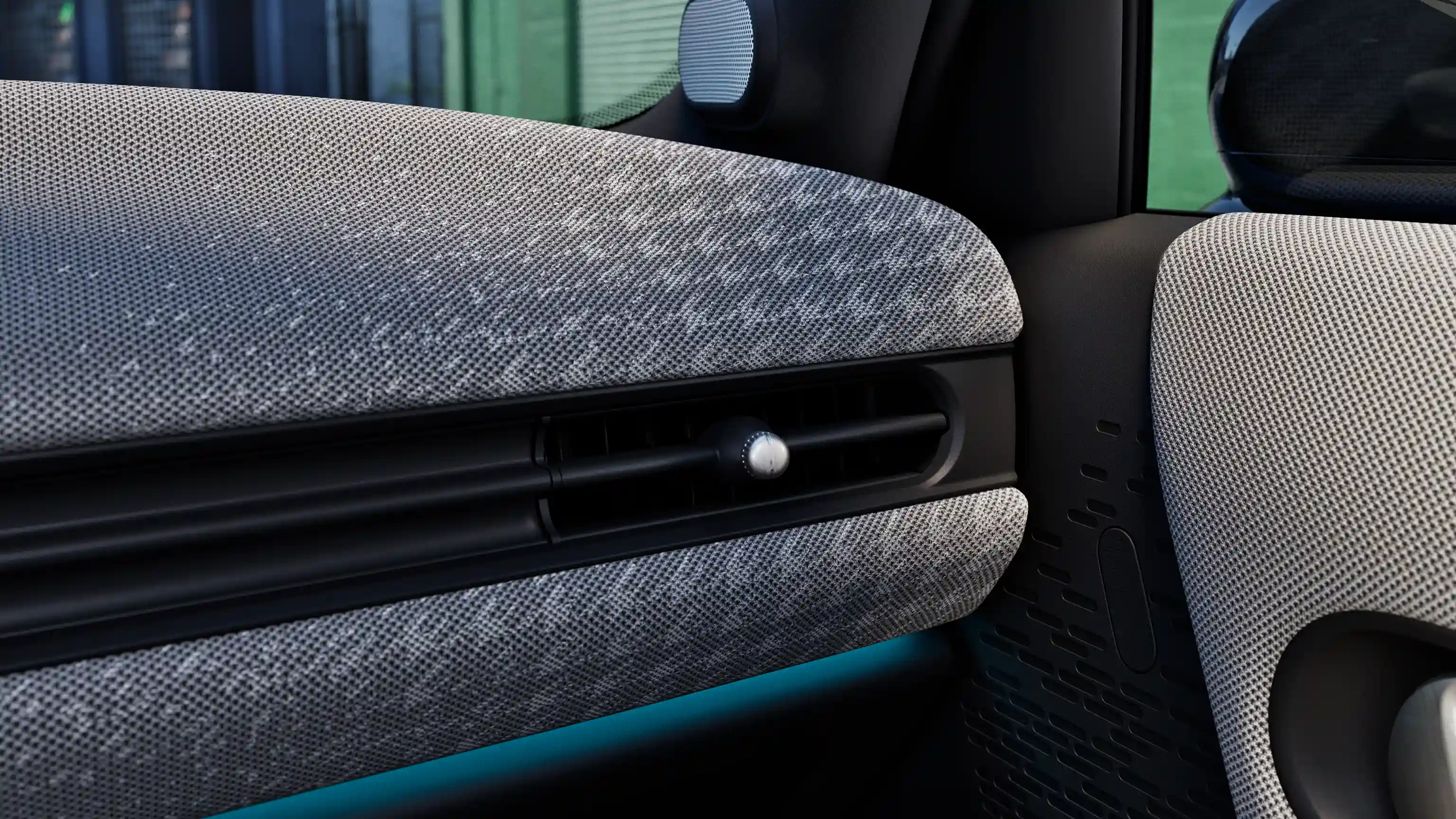 Detailansicht des Armaturenbretts im MINI Cooper 5-Türer mit ambientem Licht in Blau