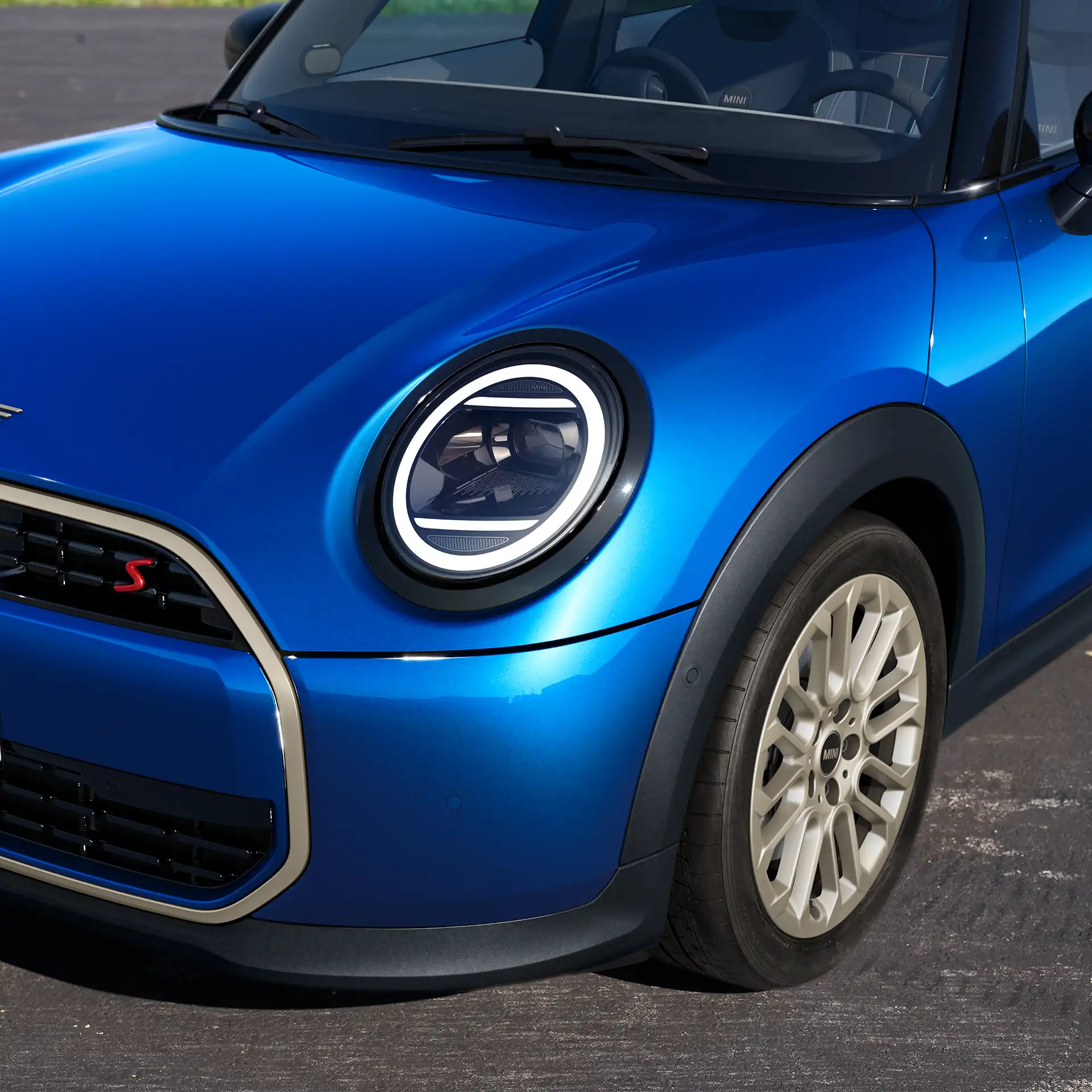 Detailansicht der Front des MINI Cooper 5-Türer mit Designelementen, Scheinwerfern und Felgen