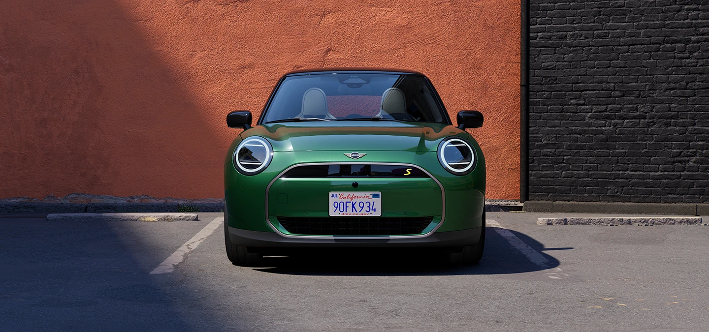 Vue avant d'une MINI Cooper Electric British Racing Green avec toit noir.