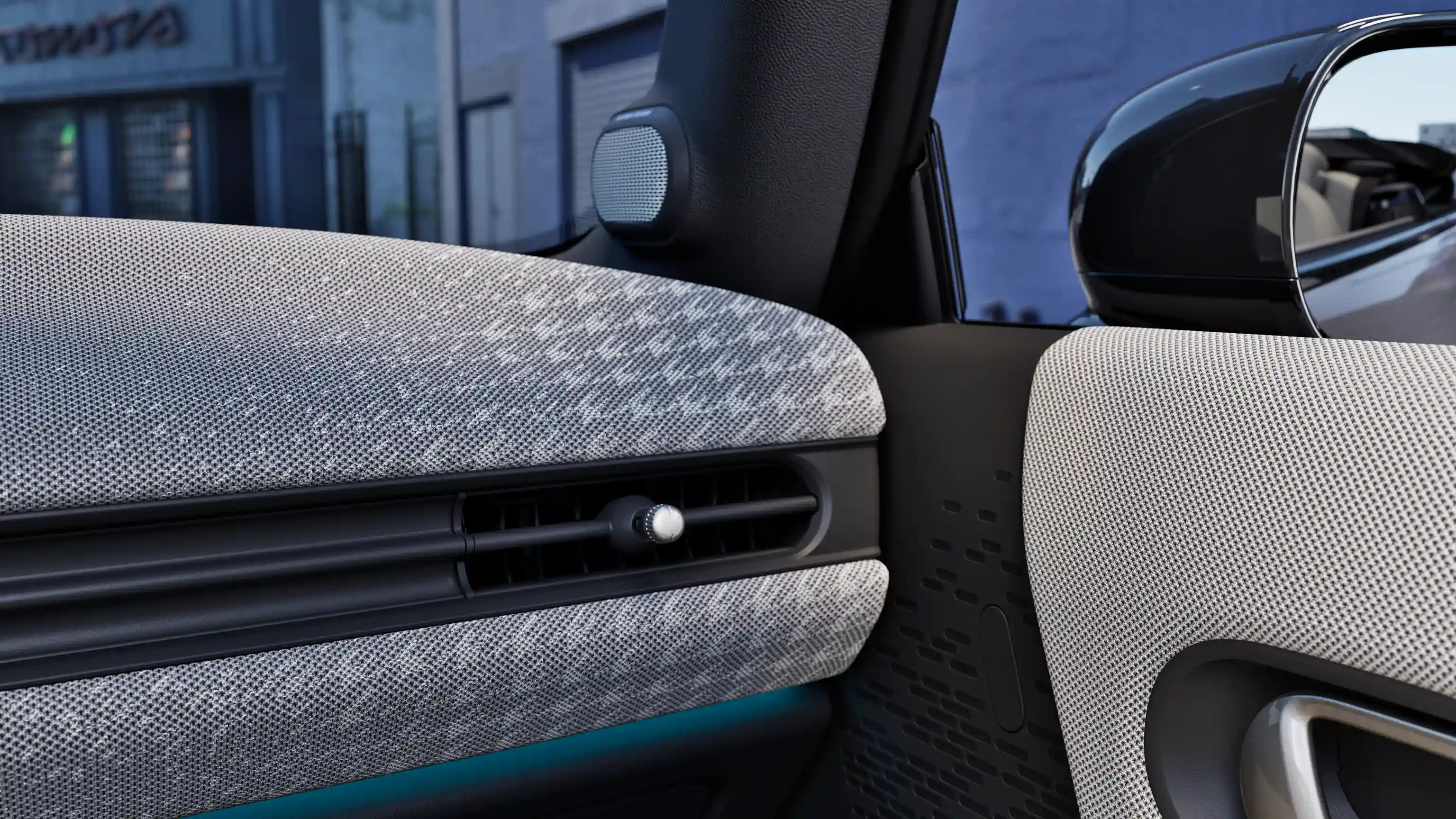 Vue détaillée du tableau de bord de la MINI Cooper Cabrio avec éclairage d’ambiance