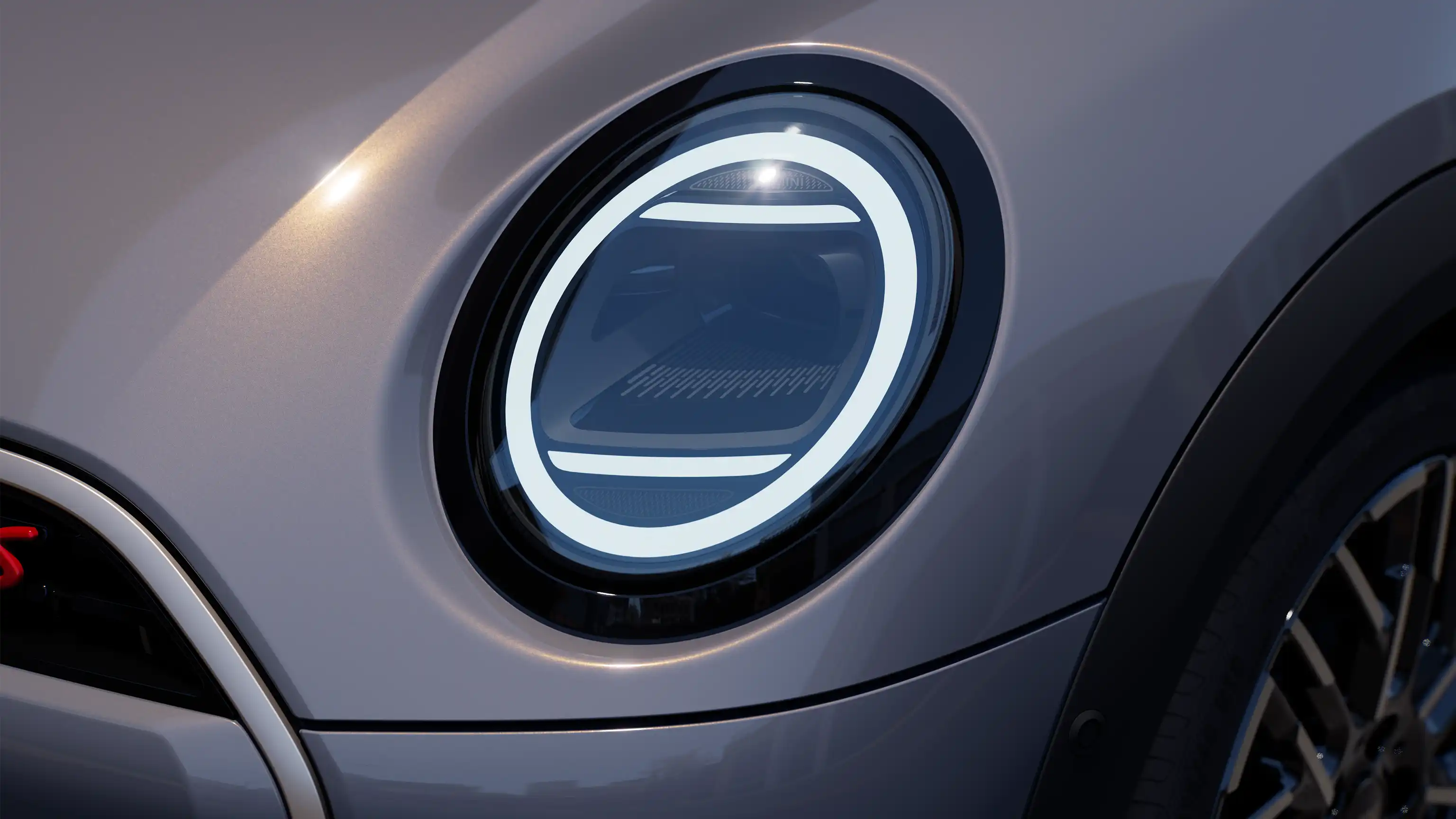 Vue détaillée de la MINI Cooper Cabrio phares LED allumés