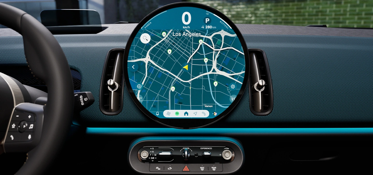 Vue détaillée de l'unité d'interaction de la MINI Countryman Electric avec accent sur la navigation.