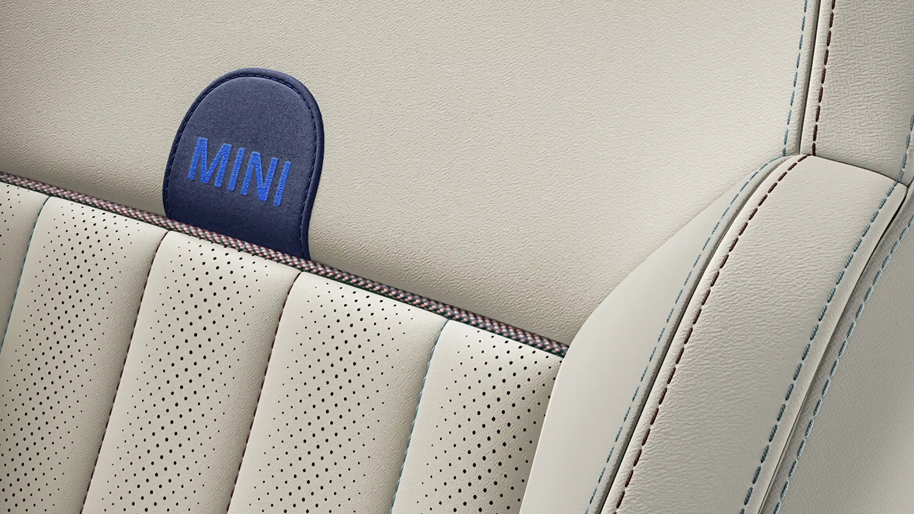Aufnahme der Sitze Vescin in Beige im vollelektrischen MINI Countryman Favoured Trim