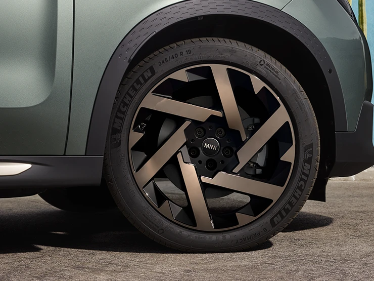 Nahaufnahme des MINI Countryman in Smokey Green mit Kaleido Spoke 2-tone Felgen.
