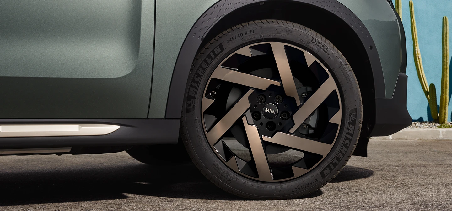 Nahaufnahme des MINI Countryman in Smokey Green mit Kaleido Spoke 2-tone Felgen.