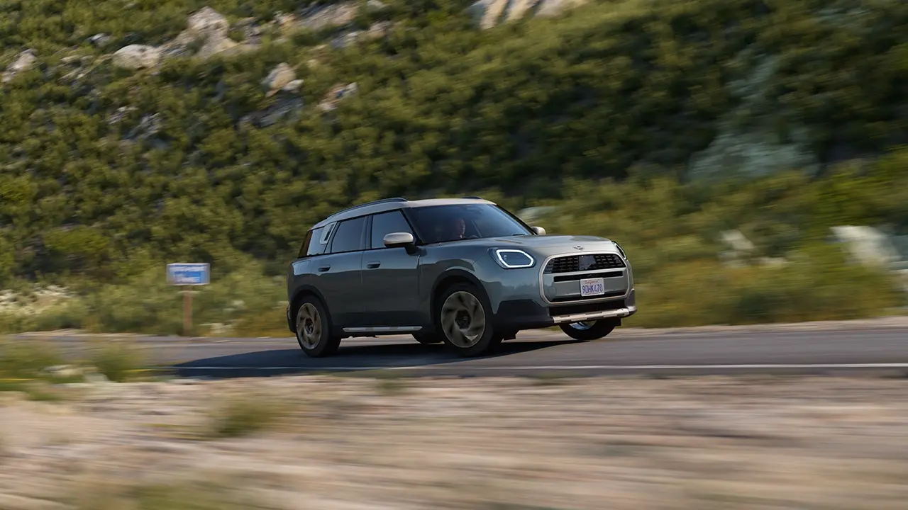 Vue de la MINI Countryman en Smokey Green et Favoured Style en conduite hors route