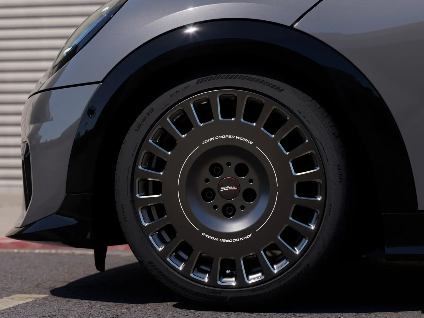 Nahaufnahme des diamantgefrästen Details auf dem MINI 18-Zoll-Leichtmetallrad JCW Rallye Spoke 964 in Frozen Midnight Grey. 