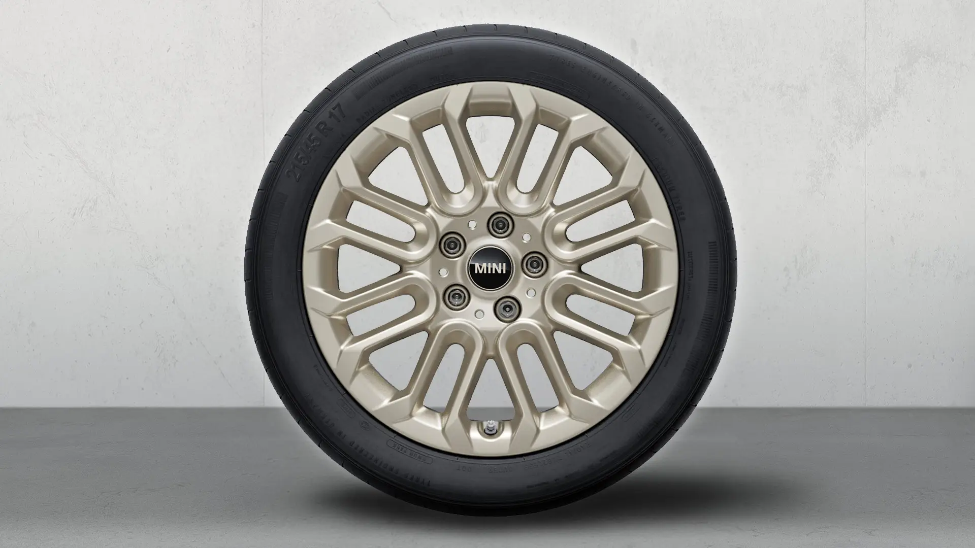 Nahaufnahme des MINI 17-Zoll-Leichtmetallrads U-Spoke 956 in Vibrant Silver mit glänzendem Finish.