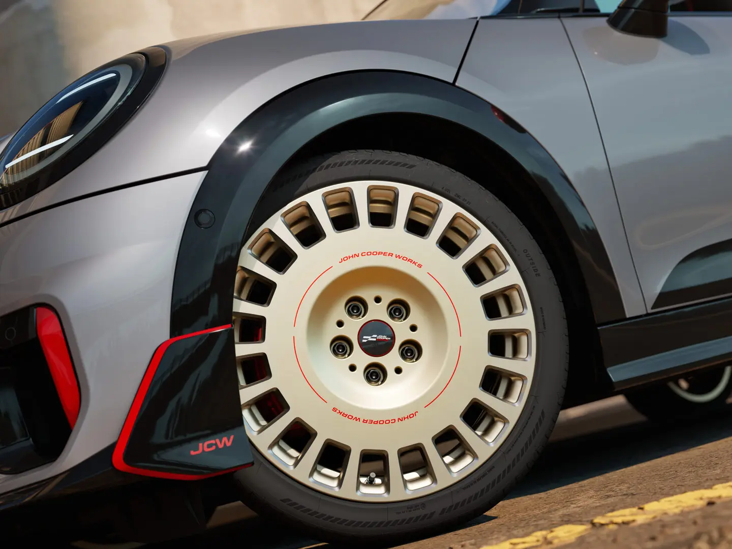 Nahaufnahme der Details auf einem 18-Zoll-Rad JCW Rallye Spoke 964 in Bicolor Vibrant Silver mit glanzgefrästem Front-Winglet.