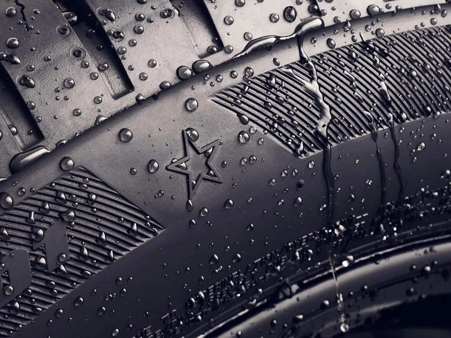 Nahaufnahme einer Reifenflanke mit dem Sternsymbol als Qualitätsmerkmal dafür, dass der Reifen für die optimale Leistung von MINI Fahrzeugen zugelassen ist. 