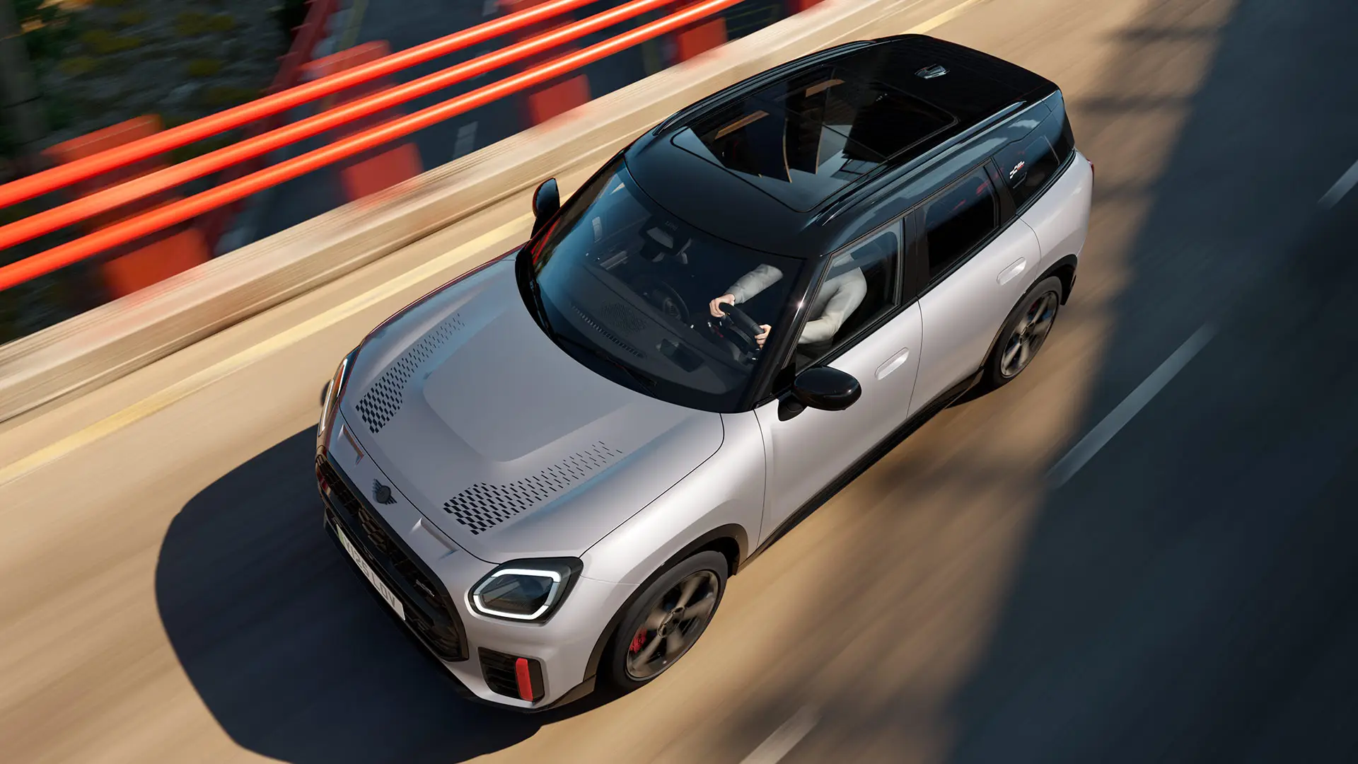 MINI Countryman John Cooper Works in Melting Silver mit schwarzem Dach und Serienausstattung – seitliche Frontansicht.