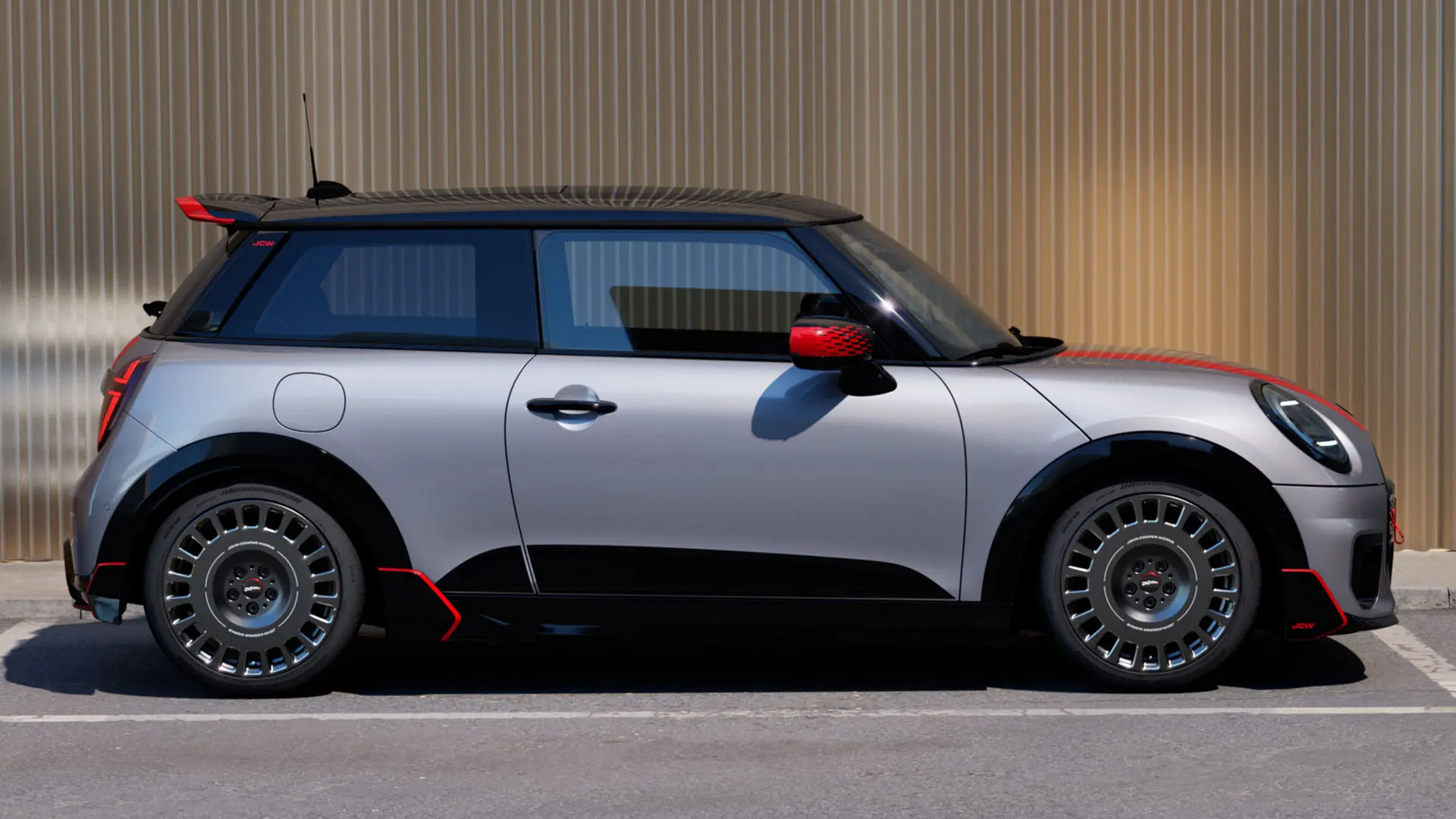 MINI Cooper 3-Türer in Melting Silver mit John Cooper Works Dachkantenspoiler für verbesserte aerodynamische Eigenschaften – Seitenansicht.