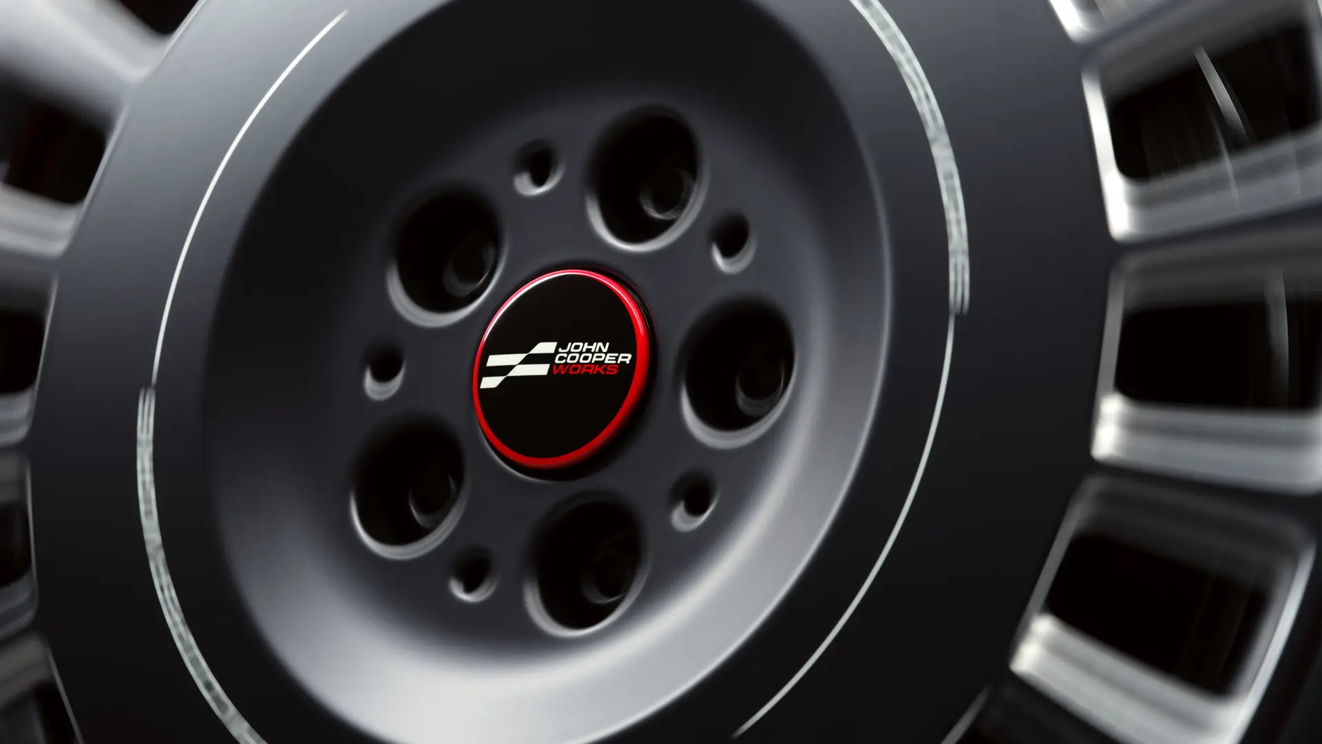 Freistehende John Cooper Works Nabenabdeckung, die sich während der Fahrt nicht mit dem Rad dreht, sondern horizontal stehen bleibt. 