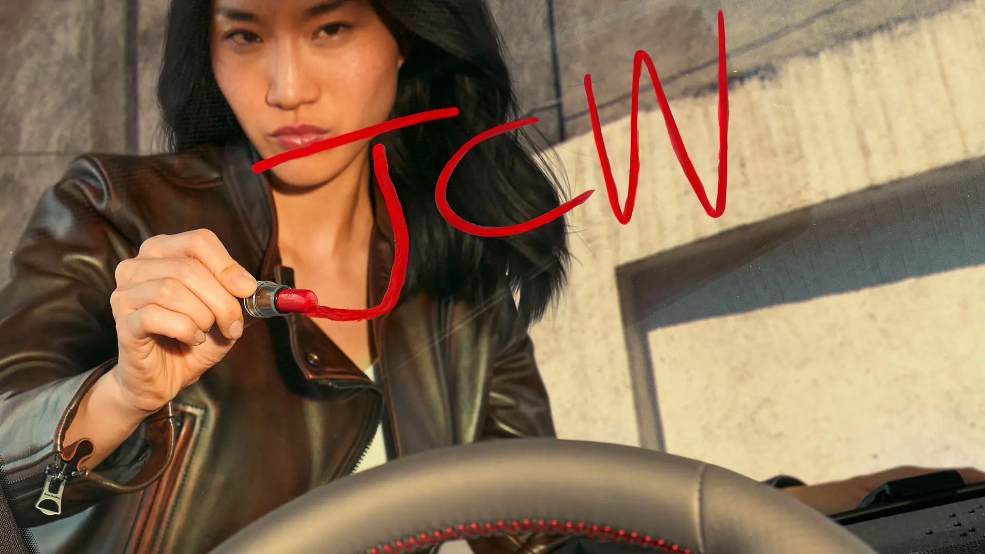 Eine Frau in einem MINI Center wartet auf ihre JCW Probefahrt. 