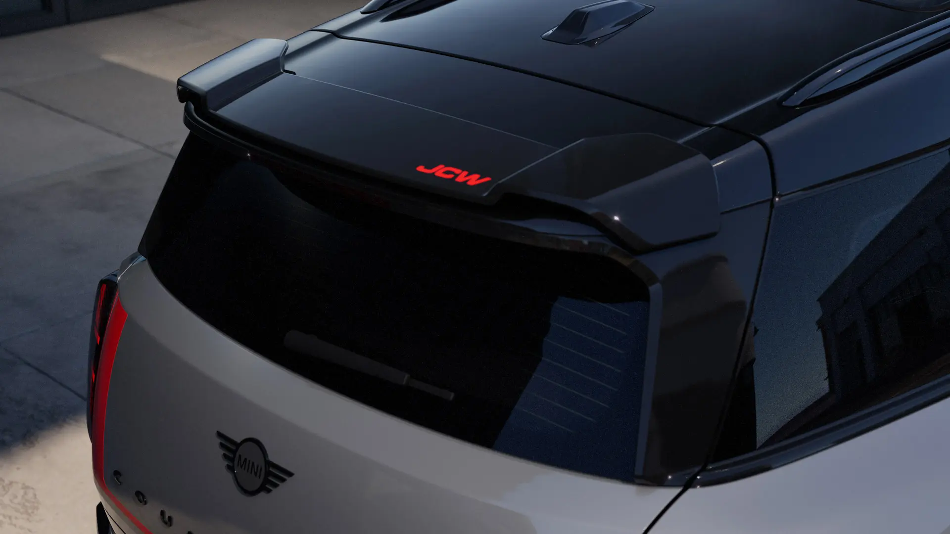 MINI John Cooper Works Dachkantenspoiler-Aufsatz mit John Cooper Works Akzentstreifen in Chili Red.