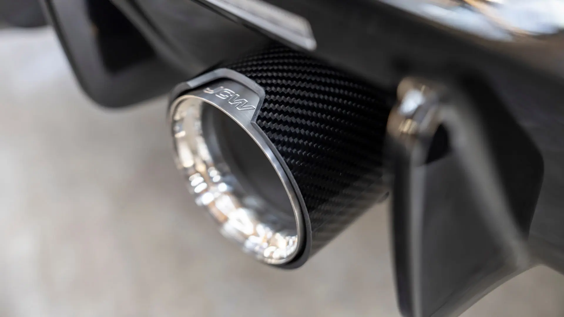 Die MINI John Cooper Works Endrohrblende wird an der Abgasanlage angebracht und verleiht Ihrem MINI einen markanten Motorsport-Look. 