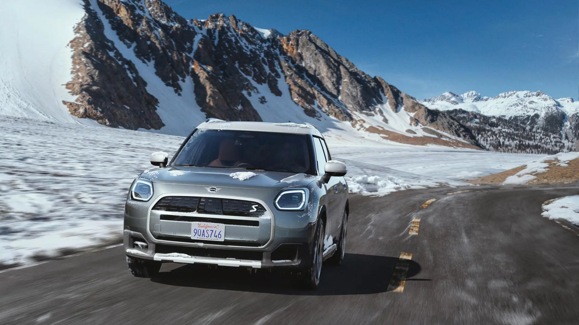 MINI Countryman dans la neige.