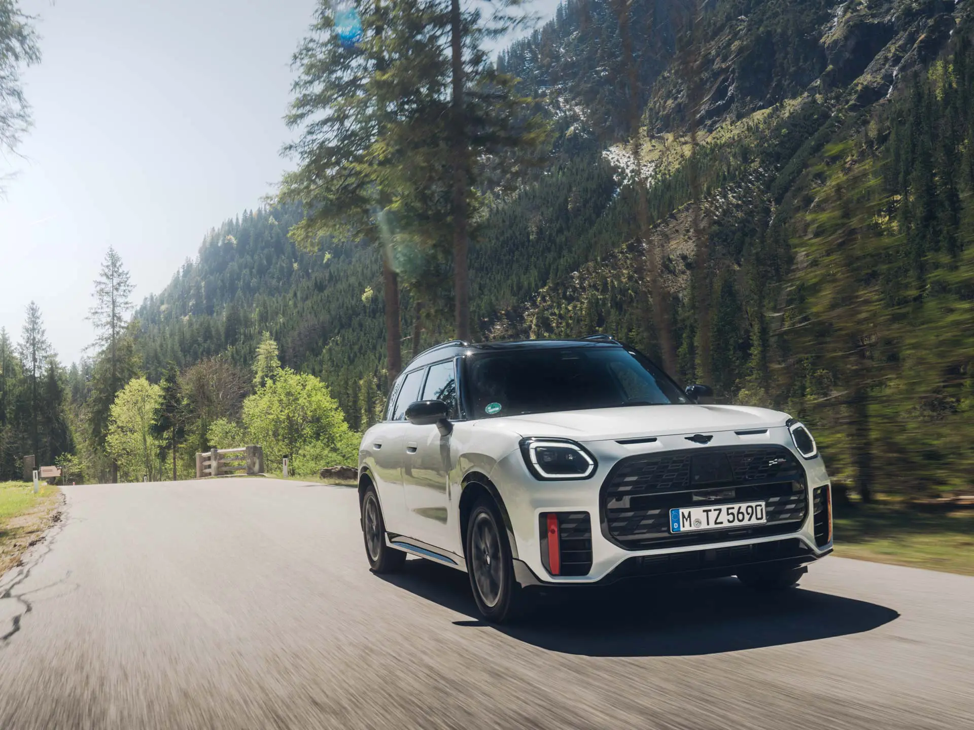 MINI Countryman sur une route de campagne.