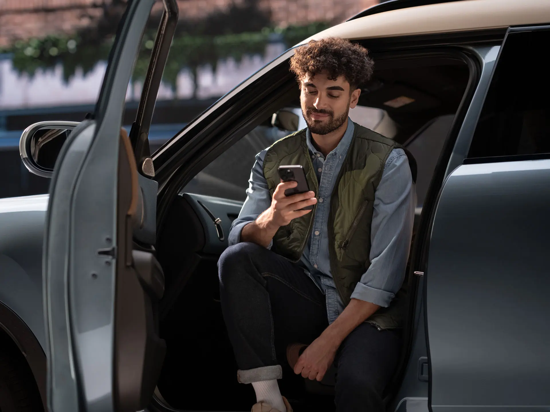 Un homme prend un rendez-vous de service à l'aide de son téléphone portable.