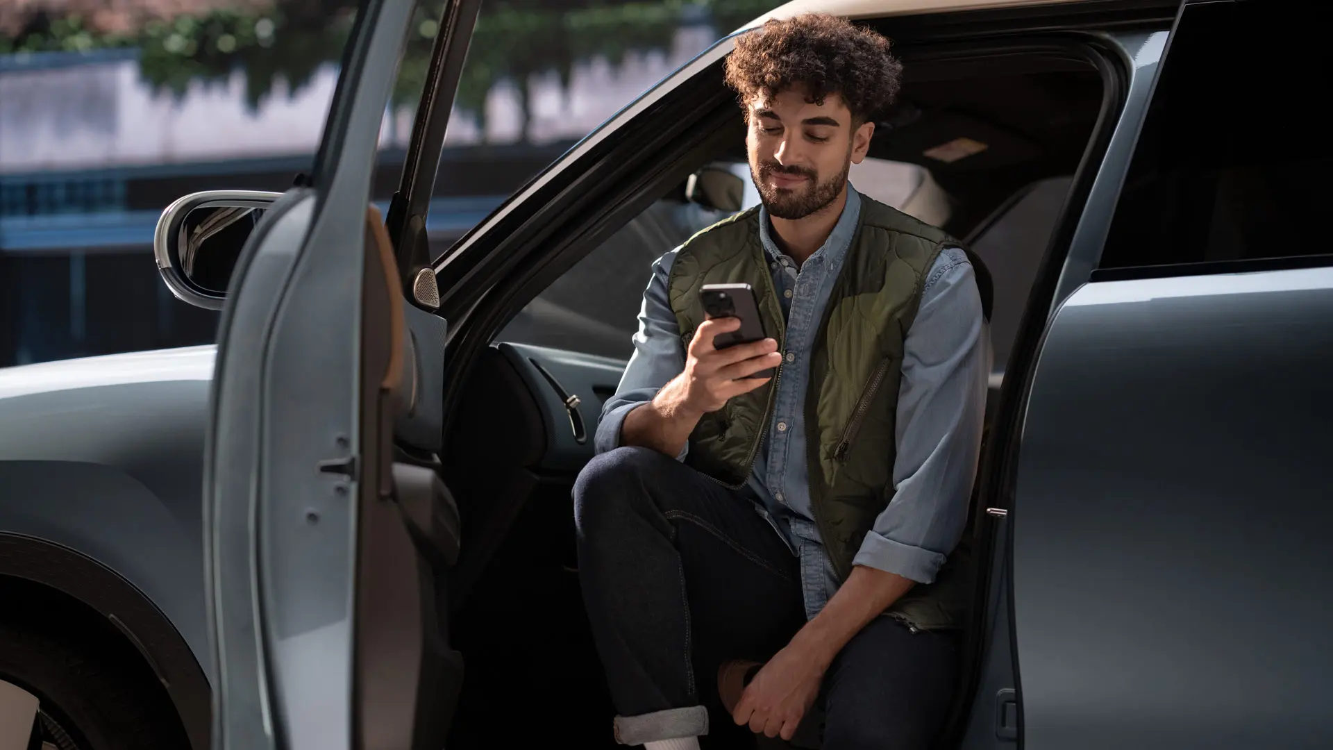 Un homme prend un rendez-vous de service à l'aide de son téléphone portable.