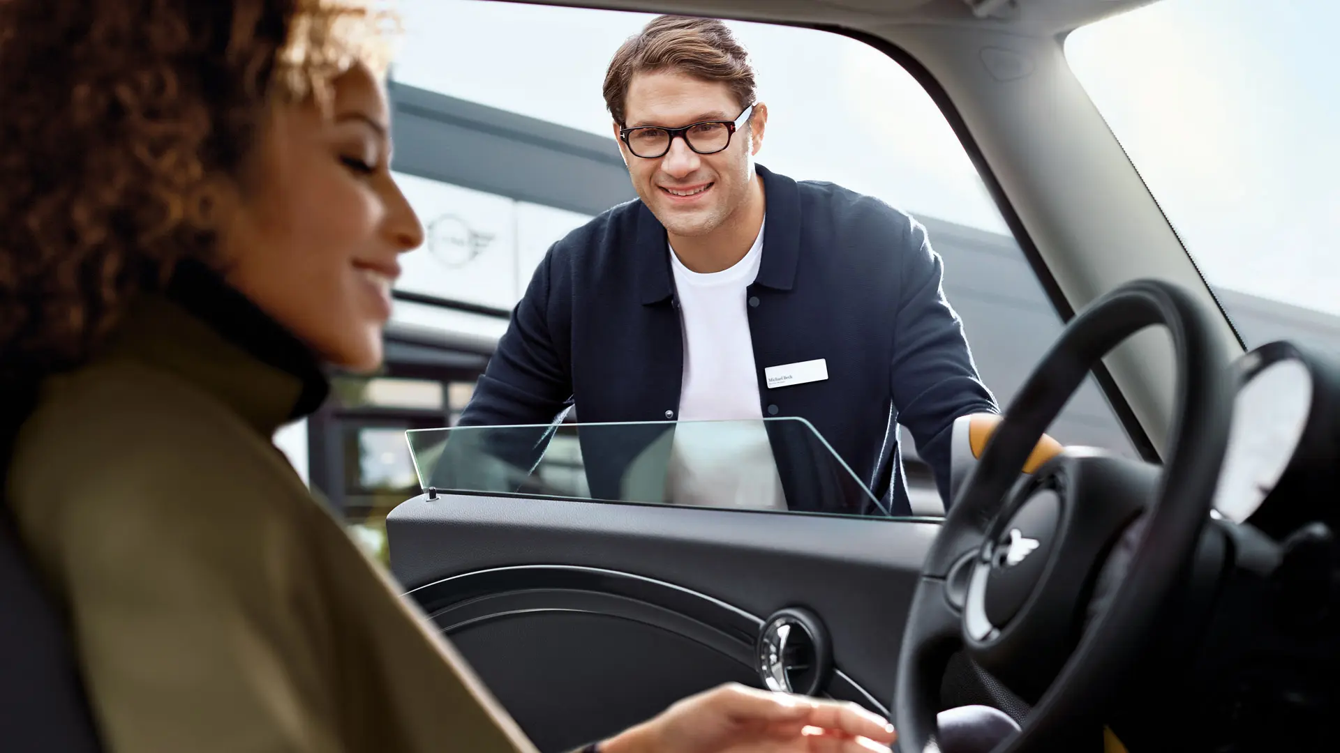 MINI Mitarbeiter begrüßt Service Kunden.
