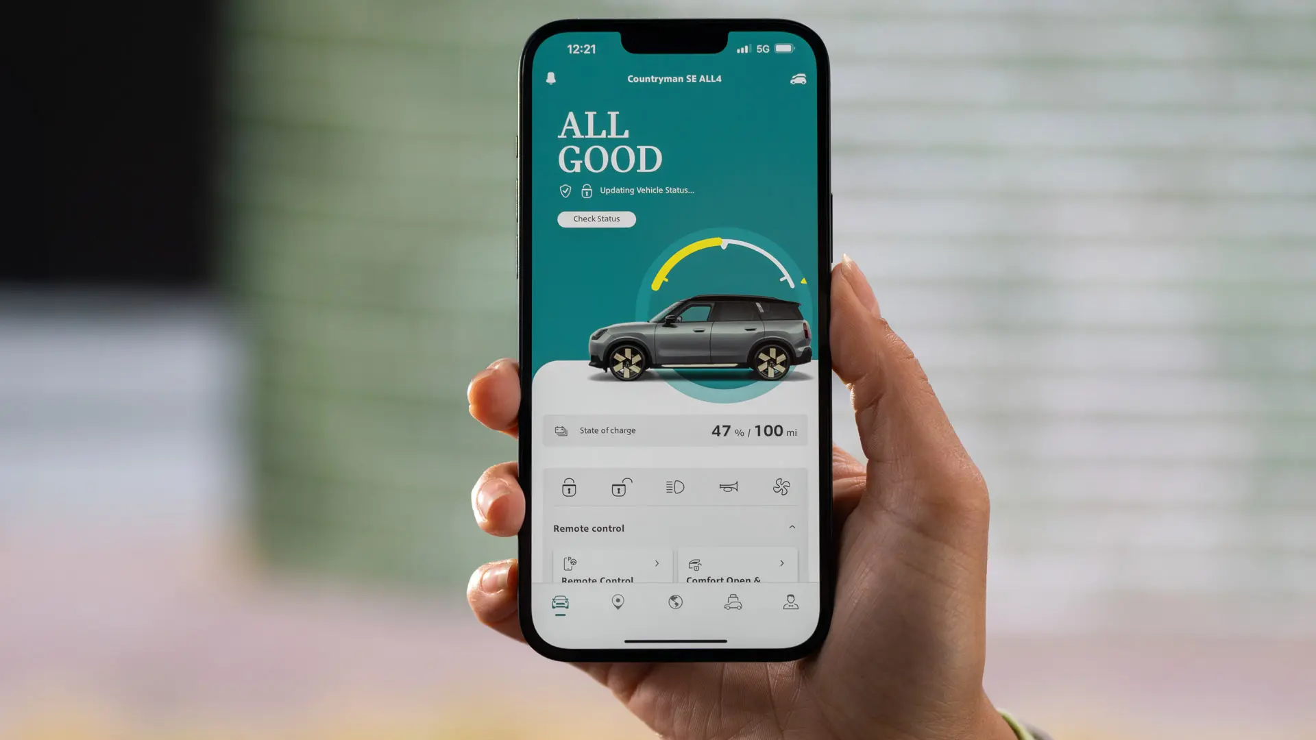 Remote Services in der MINI App zeigen den aktuellen Ladestand und die geschätzte verbleibende Reichweite an. 