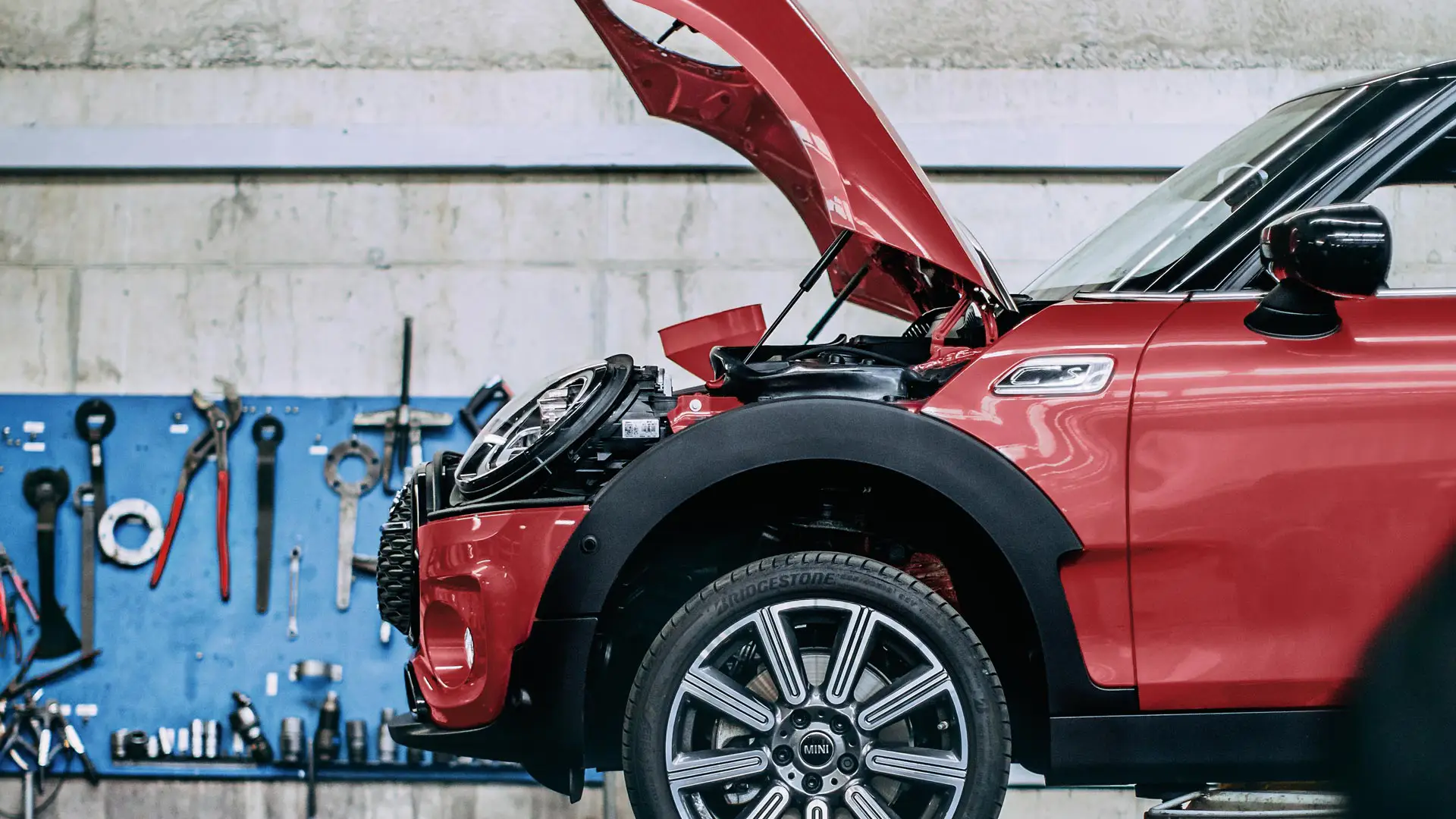 MINI sur un pont élévateur.