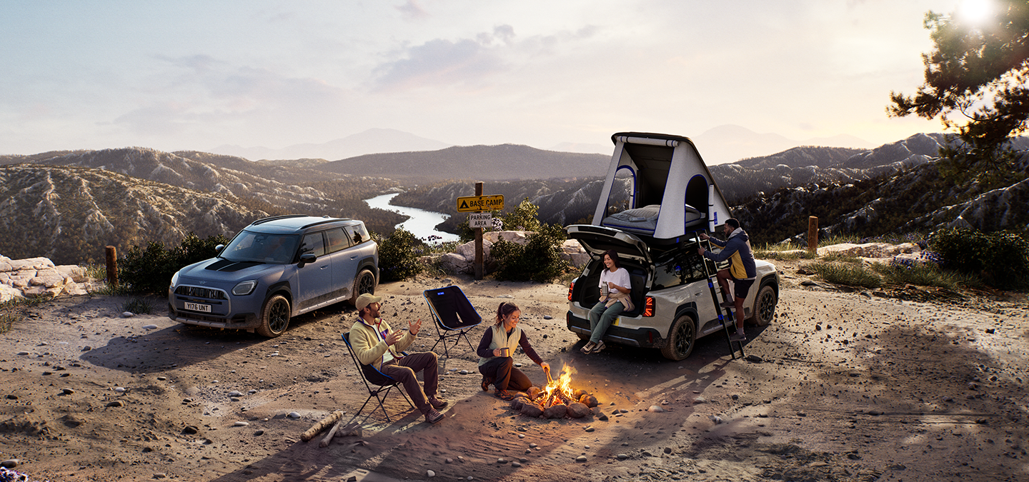 Photo de deux MINI Countryman Untamed Edition sur une montagne au coucher du soleil.