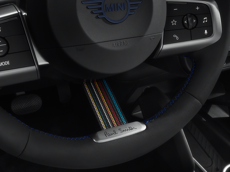 Nahaufnahme des Lenkrads des MINI Paul Smith Edition, um die einzigartigen Features zu zeigen
