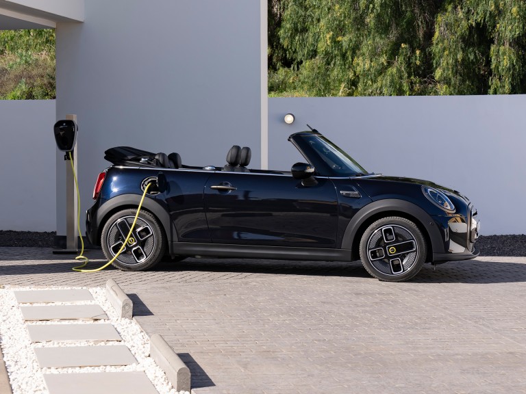 DAS ERSTE VOLLELEKTRISCHE MINI CABRIO