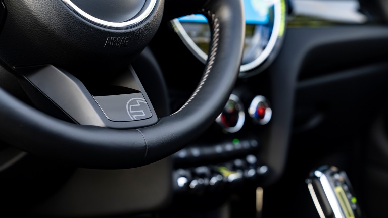  Das vollelektrische MINI Cabrio - Lenkrad mit MINI Electric Badge