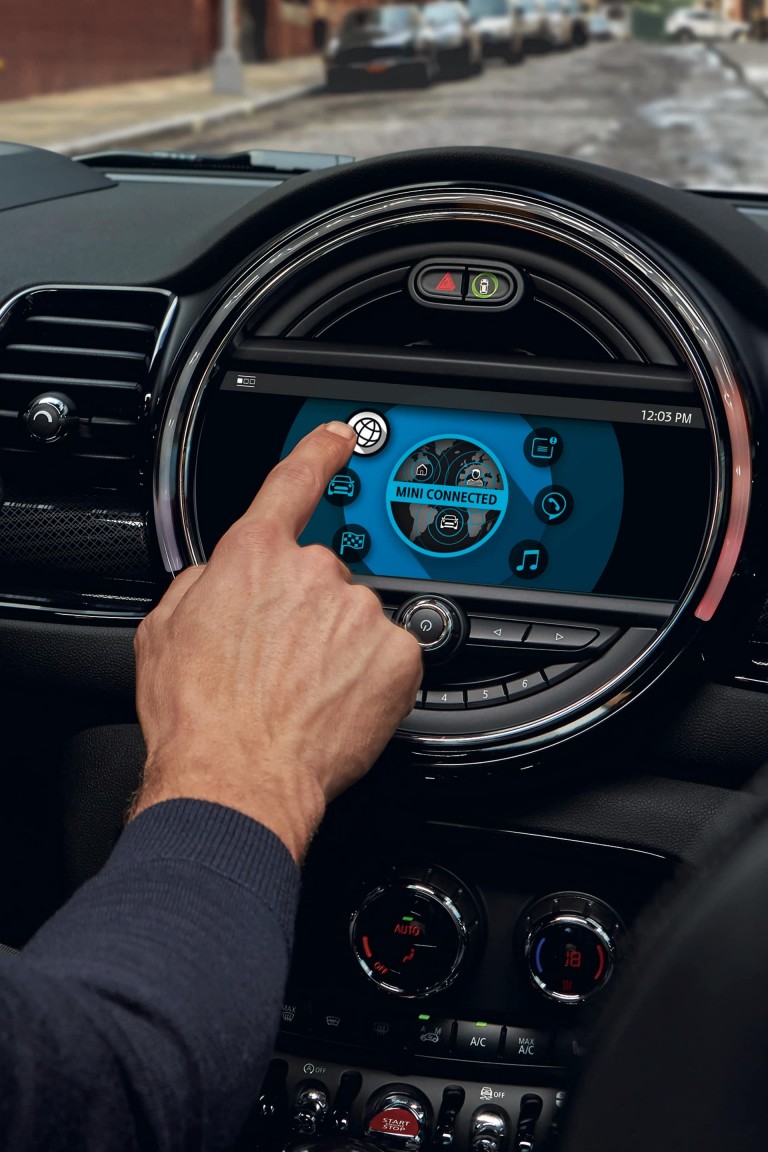 MINI Clubman – Interieur – Touchscreen in der Mittelkonsole