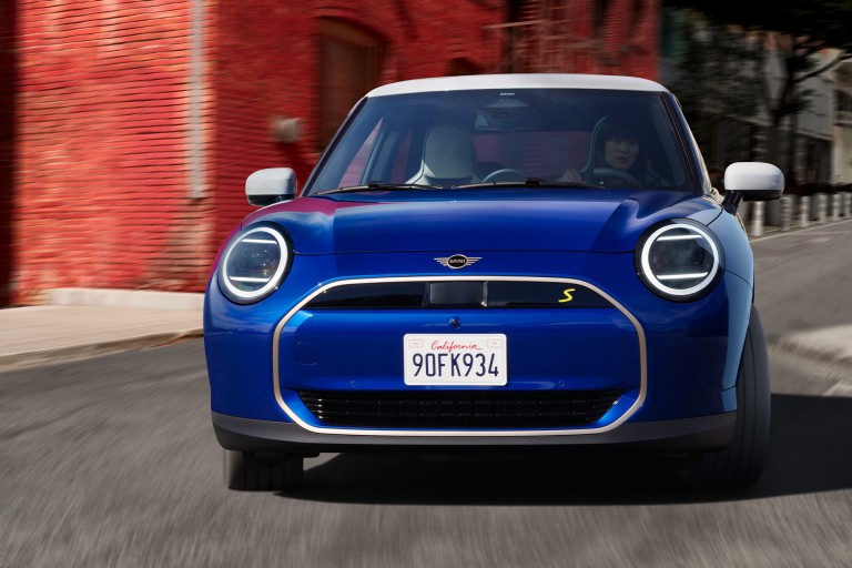 Der neue vollelektrische MINI – Fahrerlebnis – Fahrdynamik