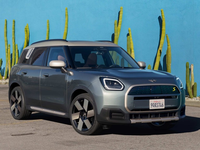 Vollelektrischer MINI Countryman – Laden – Laden bei der Arbeit