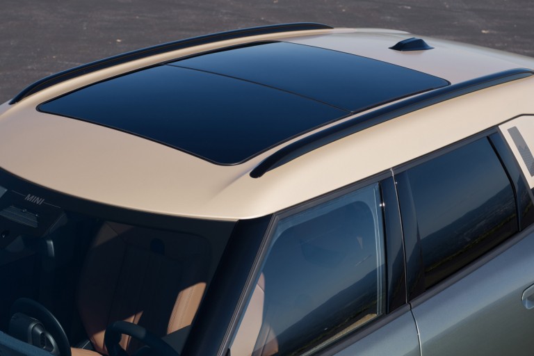 Der erste vollelektrische MINI Countryman – Exterieur – Schiebedach