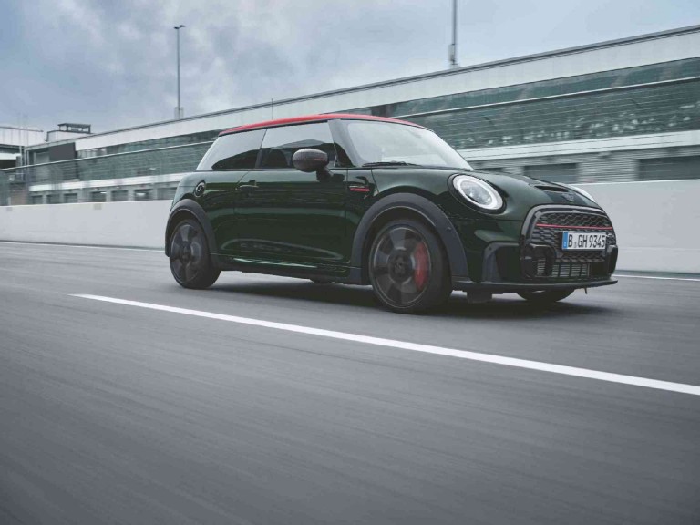 MINI John Cooper Works - vert et noir - départ de la route