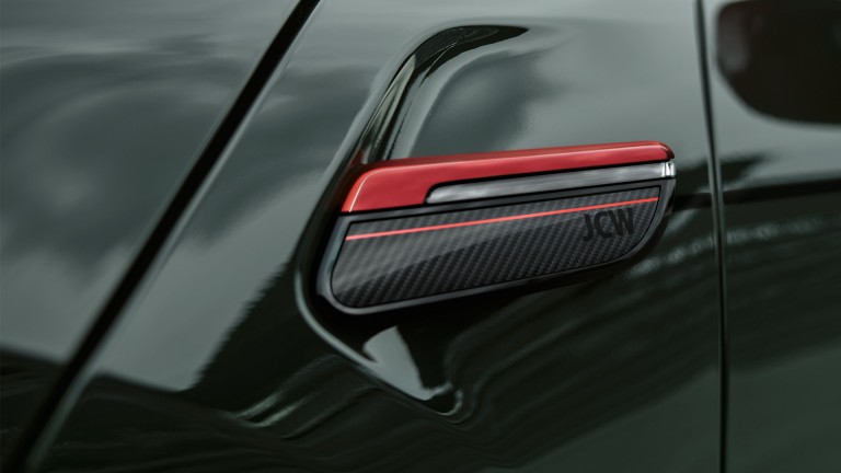 MINI John Cooper Works - rouge et noir - écopes latérales en carbone surpiqué