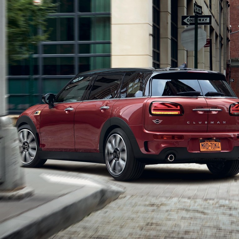 MINI Clubman – rouge et noir – vue de derrière avec feu arrière Union Jack