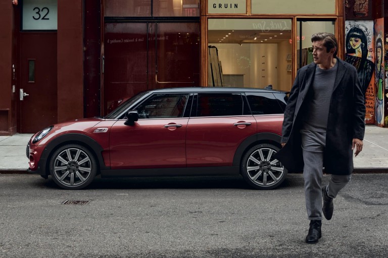 MINI Clubman – rouge et noir – vue de côté