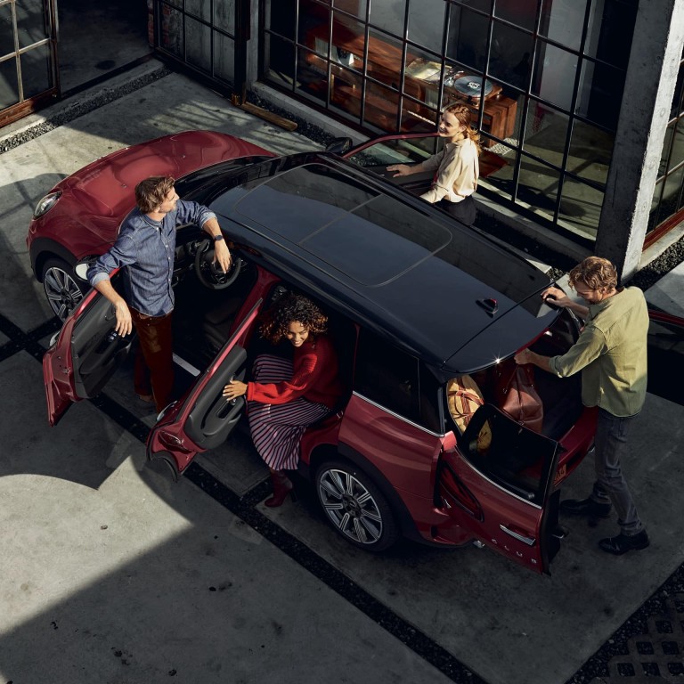 MINI Clubman – rouge et noir – six portes ouvertes, vue de dessus